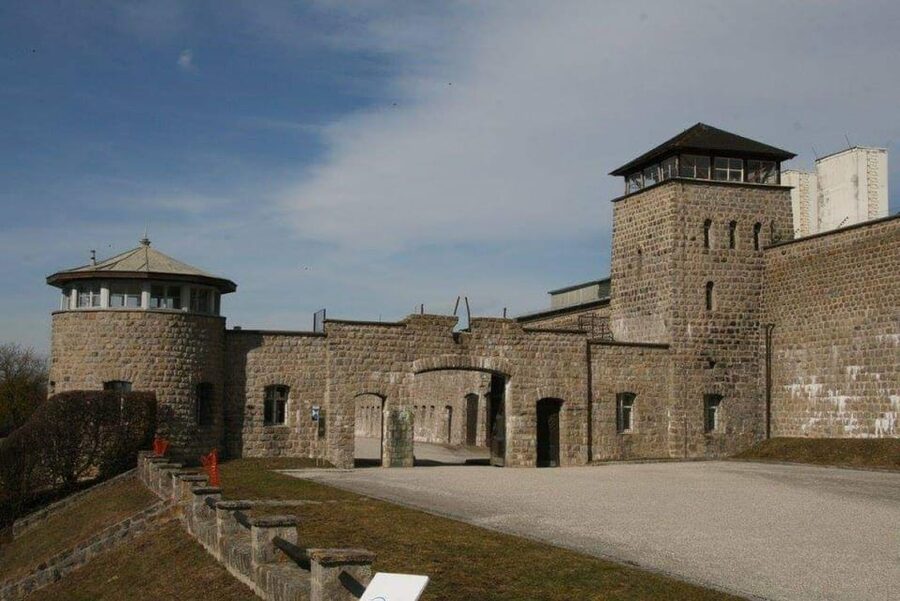 Vienna: Private tour Mauthausen and Linz - Walking through the memorial grounds