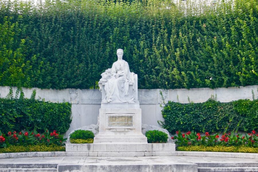 Vienna: Private Walking Tour - Coffeehouses, Sacher torte, and Vienna’s everyday culture