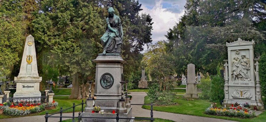 Vienna: Private Walking Tour of the Central Cemetery - Meeting Christian at the second gate