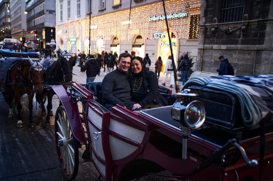 Vienna: Professional Proposal Photographer - From the ring moment to relaxed portraits