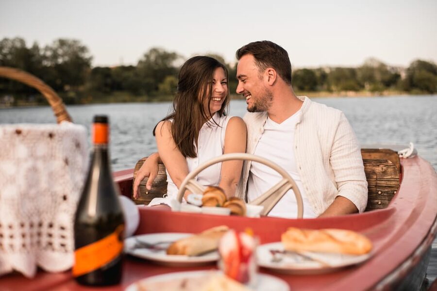 Vienna: Retro Boat Tour on the Danube River with Picnic - A quiet Vienna outing on the Old Danube