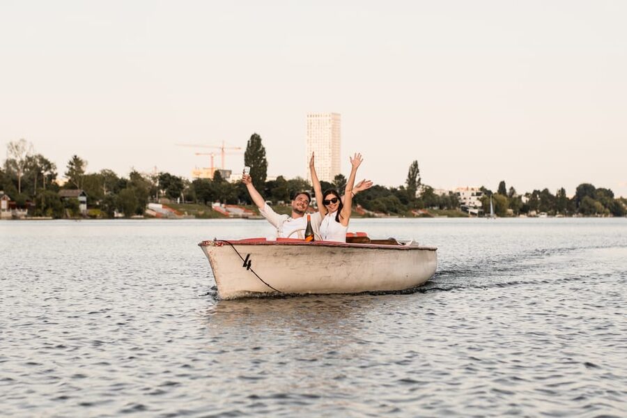 Vienna: Retro Boat Tour on the Danube River with Picnic - The two-hour Old Danube cruise