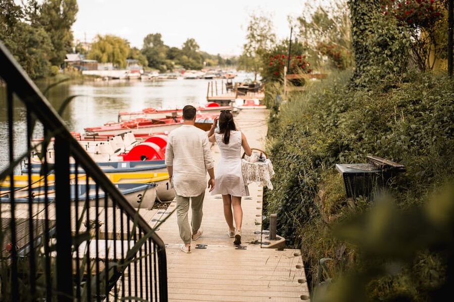 Vienna: Retro Boat Tour on the Danube River with Picnic - What comes in the picnic basket