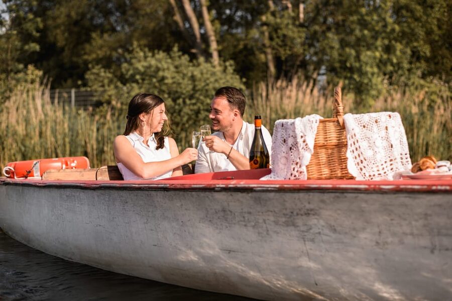 Vienna: Retro Boat Tour on the Danube River with Picnic - Who will enjoy this most