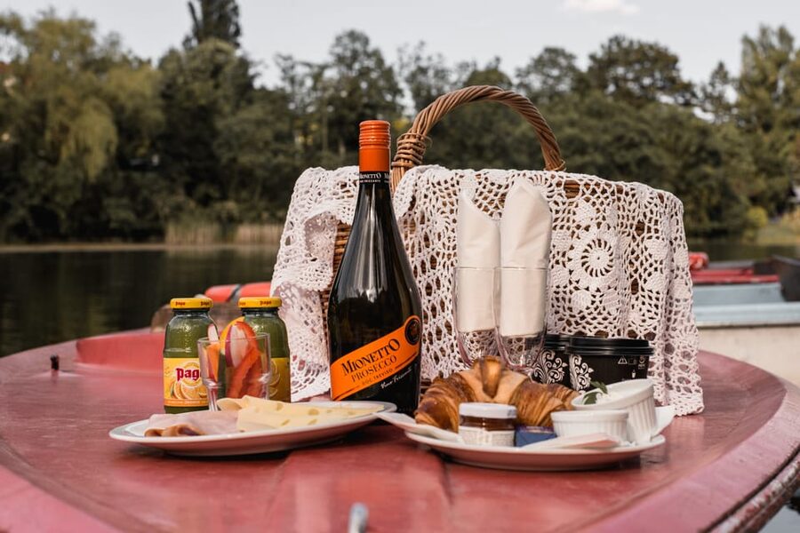 Vienna: Retro Boat Tour on the Danube River with Picnic - Arriving at the restaurant and finding your boat