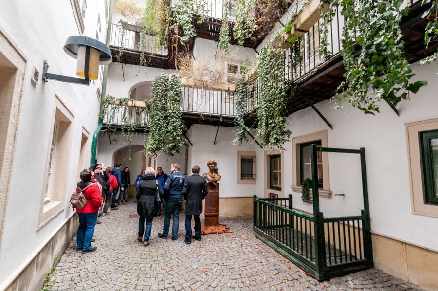 Vienna: Romantic Old Town 2-Hour Discovery Tour - Entering the old university quarter
