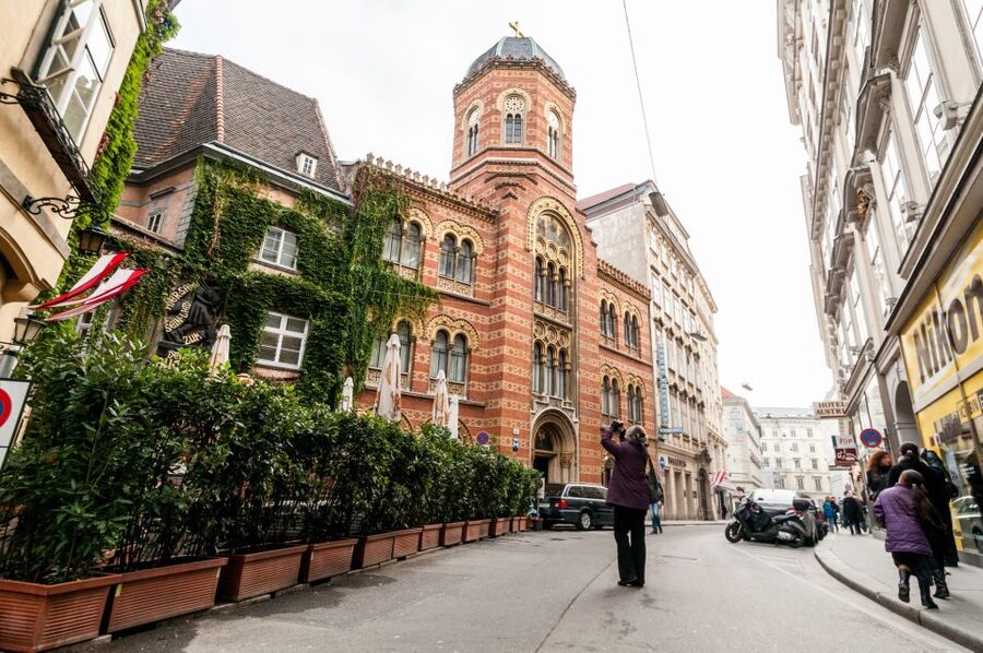 Vienna: Romantic Old Town 2-Hour Discovery Tour - Reading Vienna’s architectural mix