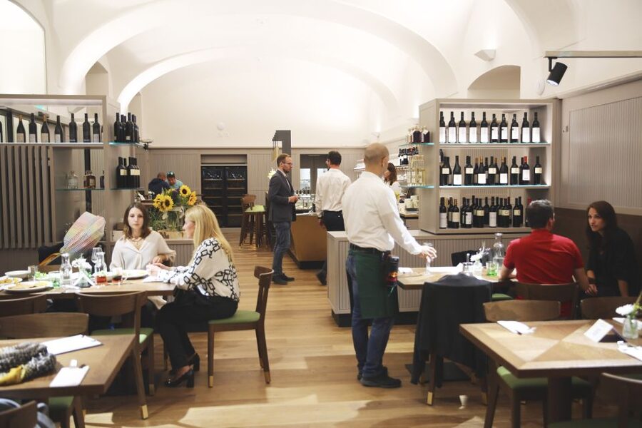 Vienna: Schönbrunn Palace Entry Ticket and Wine Tasting - The 60-minute Schönbrunn Grand Tour