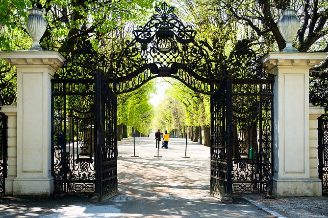 Vienna: Schönbrunn Palace Gardens Private Guided Tour - Choosing the one-hour gardens option