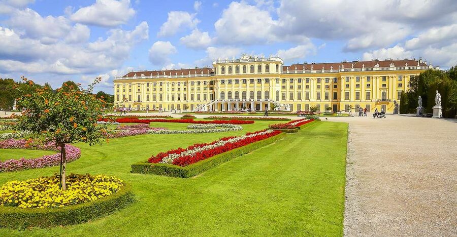 Vienna: Schönbrunn Palace & Gardens Skip-the-Line Tour - Finding the group at the Ehrenhof Fountain