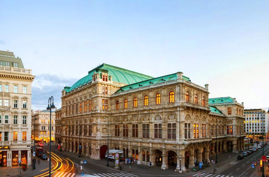 Vienna: Self-Guided Audio Walking Tour on Your Phone - What the phone format does well