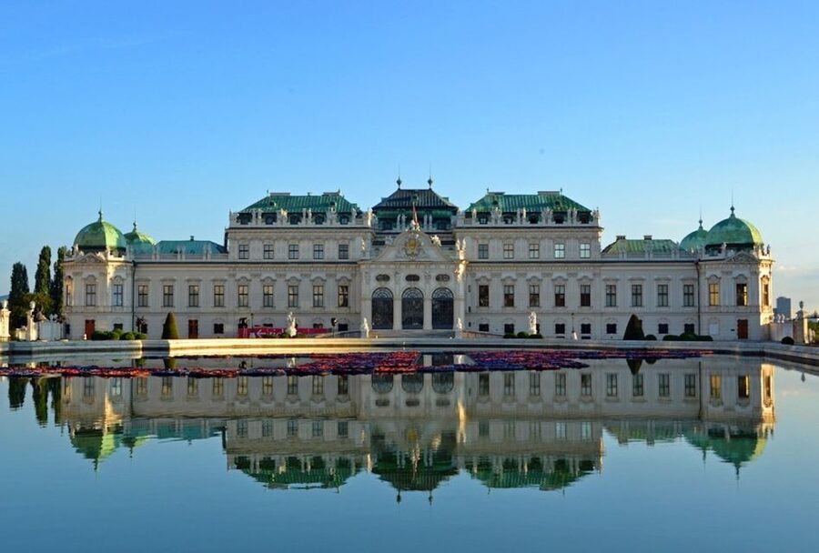 Vienna: Sightseeing Tour in an 8 seats electric classic car - How much value do you get for $182?