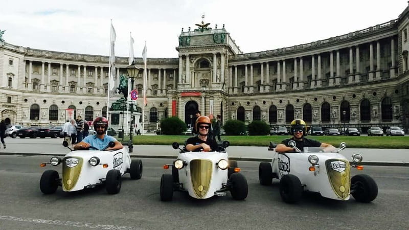 Vienna: Sightseeing Tour in Hotrod - The garage briefing and first practice run