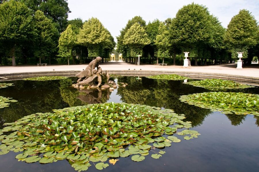 Vienna: Skip-the-Line Schonbrunn Palace Private Tour - What the guide adds to the palace rooms