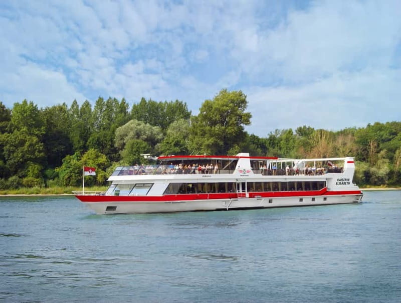 Vienna: Sunset Summer Cruise - Live music and the mood on board