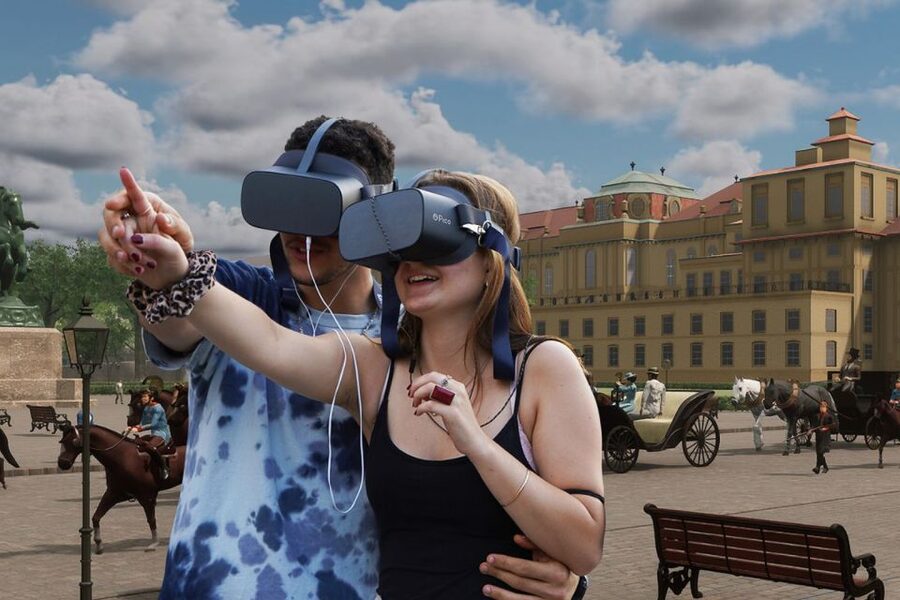 Vienna: Time Traveling Virtual Reality Sightseeing Tour - The guide and language setup