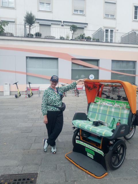 Vienna: Tour RAXI (electric rickshaw) 3 hours in Vienna - Danube Canal views from a bike route
