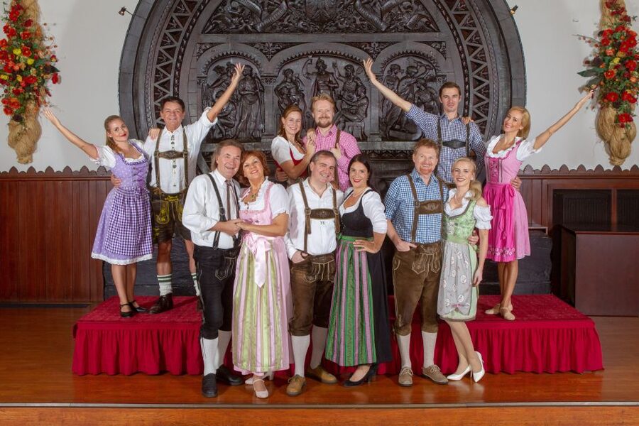 Vienna: Traditional Dinner Show at the Wiener Rathauskeller - Key points to know before booking