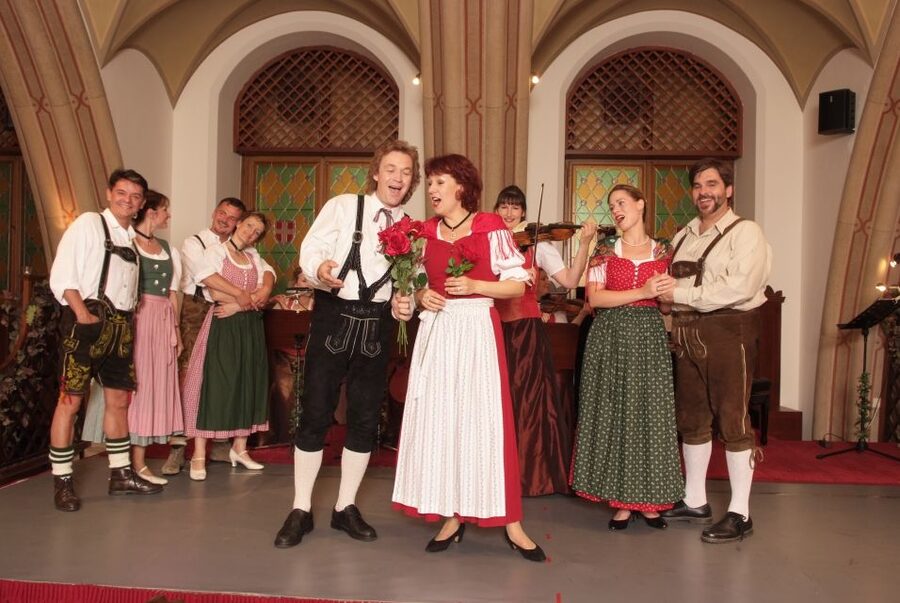 Vienna: Traditional Dinner Show at the Wiener Rathauskeller - Timing, service, and practical matters