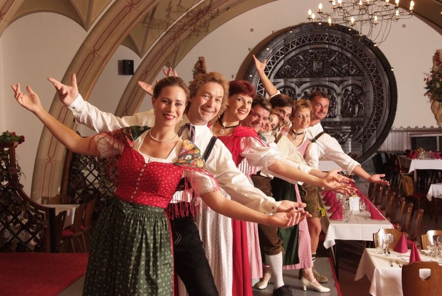 Vienna: Traditional Dinner Show at the Wiener Rathauskeller - What the Rathauskeller dinner show really offers