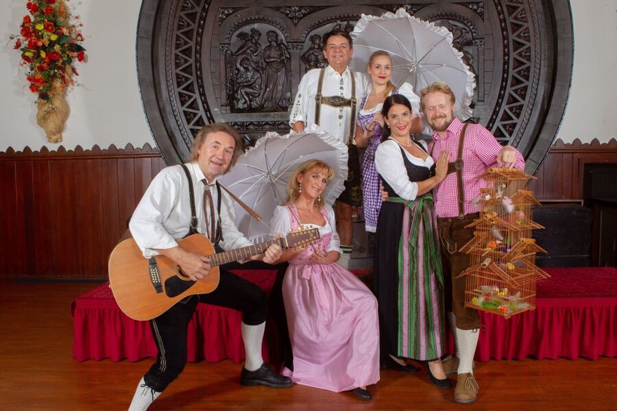 Vienna: Traditional Dinner Show at the Wiener Rathauskeller - Operetta, polka, and Viennese waltz