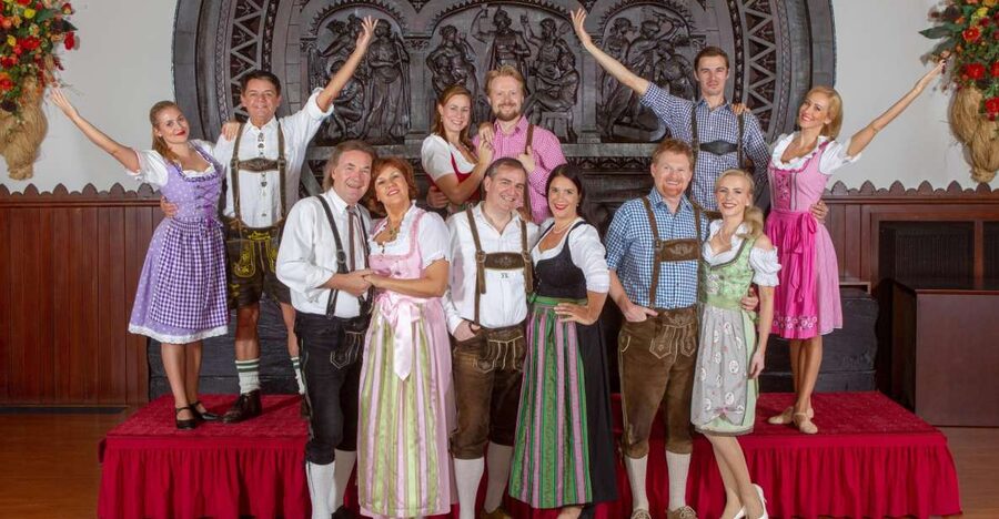 Vienna: Traditional Dinner Show at the Wiener Rathauskeller - Entering Vienna City Hall through Rathausplatz