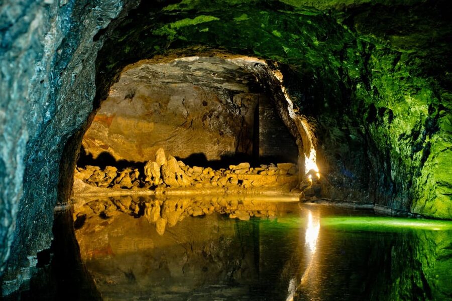 Vienna: Vienna Woods Tour with Underground Lake and Wine - Wine tasting in Gumpoldskirchen