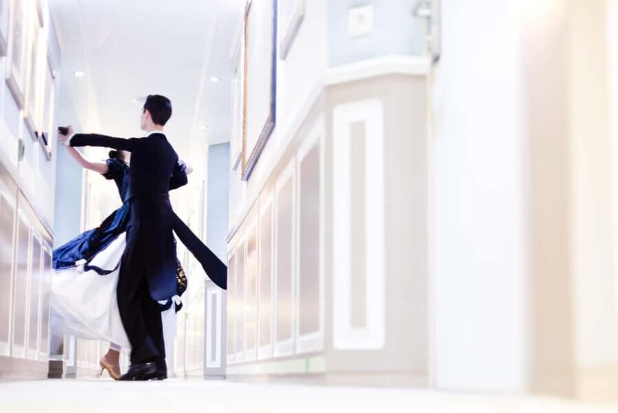 Vienna: Viennese Waltz Workshop for Couples - What happens inside the ballroom