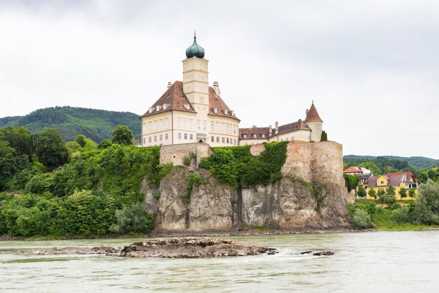 Vienna: Wachau Valley, Melk Abbey Tour with Danube Boat Trip - Dürnstein and the story of the captive king