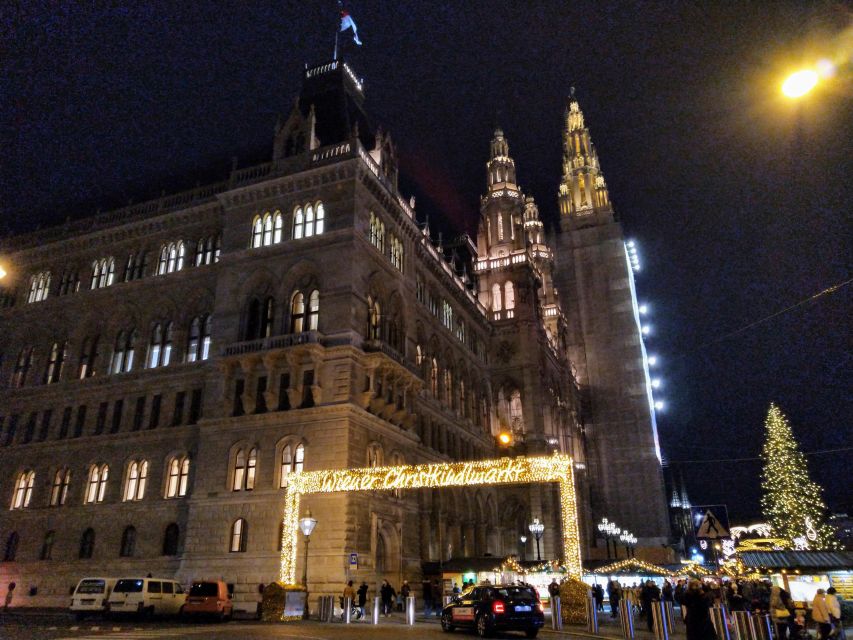 Wien: Tour with locals on the trails of the Christmas Tree - Walking through the historic center for 90 minutes